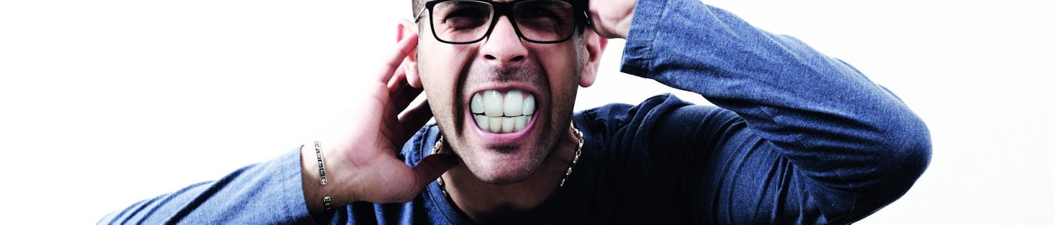 Mand med manipuleret mund